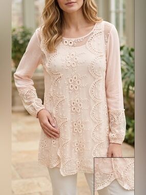 Chico's EUC Pale Pink Eyelet
Embroidered Asymmetrical Tunic
Stunning Sz 1 US8/10